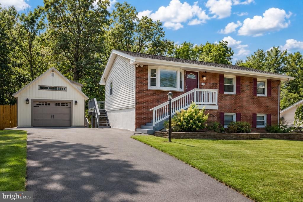 904 E Roanoke Road E, Sterling, VA 20164 Main Photo