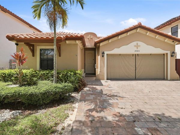 15585 SW 176th Ter , Miami, FL 33187