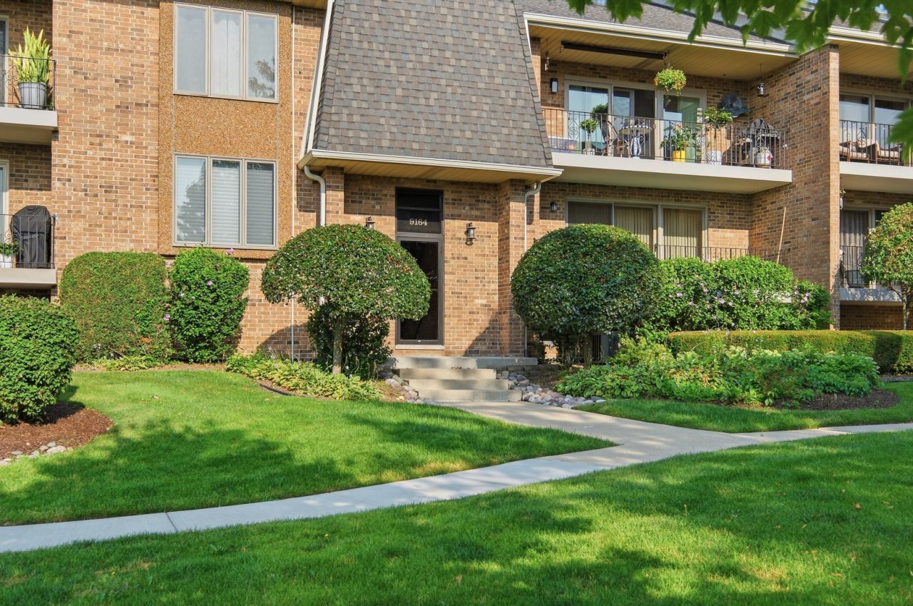 9164 Del Prado Drive , Palos Hills, IL 60465