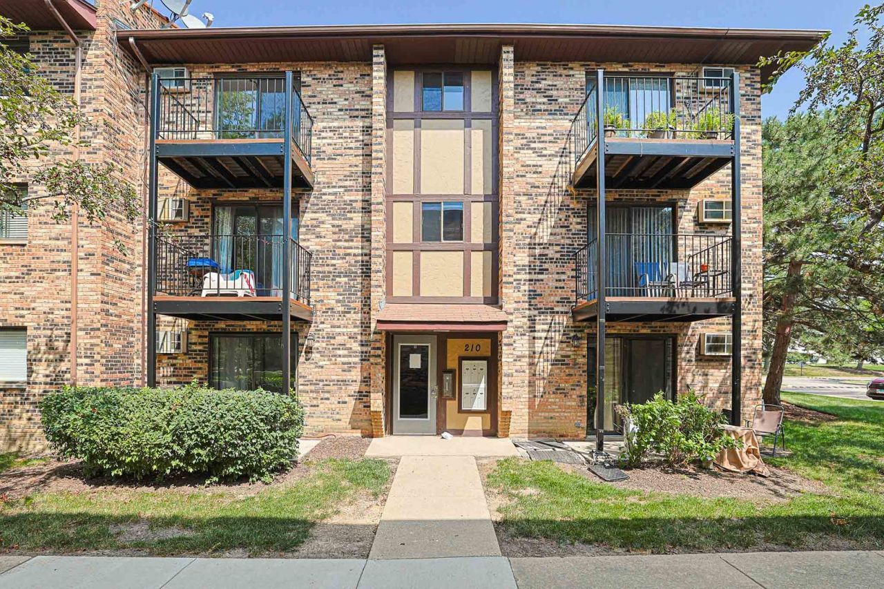 210 KLEIN CREEK Court , Carol Stream, IL 60188