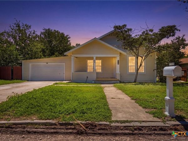 415 Elm Street , Seguin, TX 78155