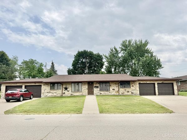 803 E Grant Street, Iron Mountain, MI 49801