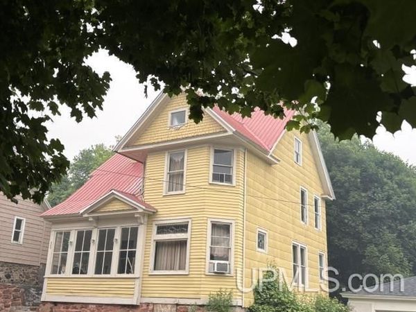 209 Montezuma Avenue, Hancock, MI 49930