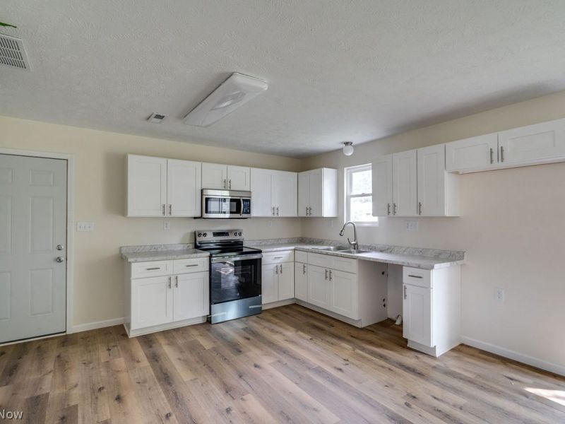 331 Abbe Road N, Elyria, OH 44035 Photo 9