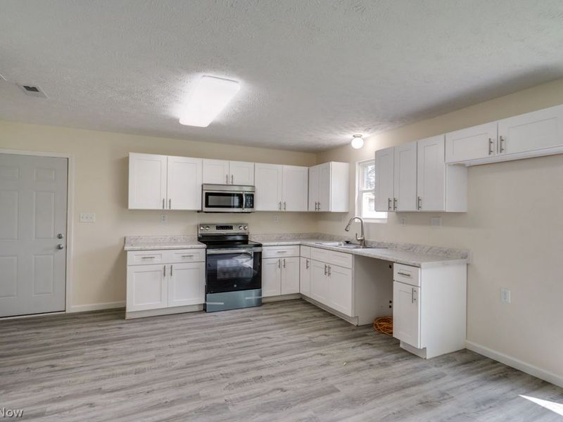 335 Abbe Road N, Elyria, OH 44035 Photo 11
