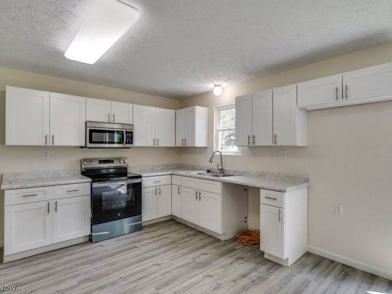 335 Abbe Road N, Elyria, OH 44035 Photo 12
