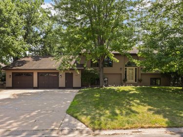 2064 Pin Oak Drive , Eagan, MN 55122