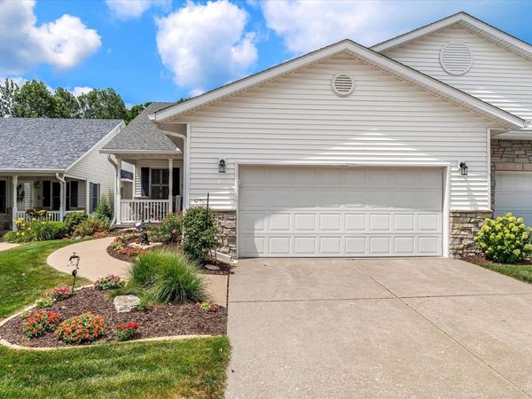 702 Wells Fargo Trail, Le Claire, IA 52753