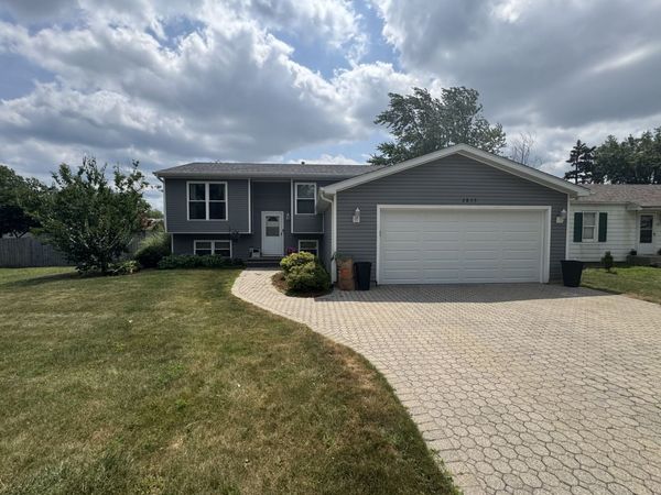 2833 Apple Avenue , Waukegan, IL 60085