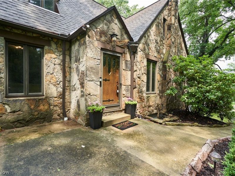 477 Palisades Drive, Akron, OH 44303 Photo 2