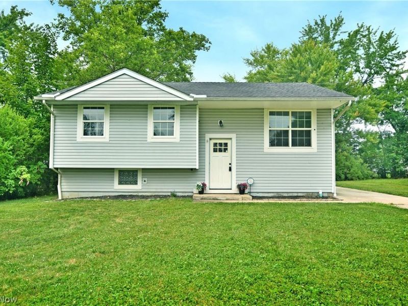 8143 Venice Heights Drive NE, Warren, OH 44484 Photo 1