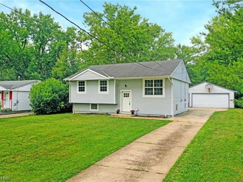 8143 Venice Heights Drive NE, Warren, OH 44484 Photo 2