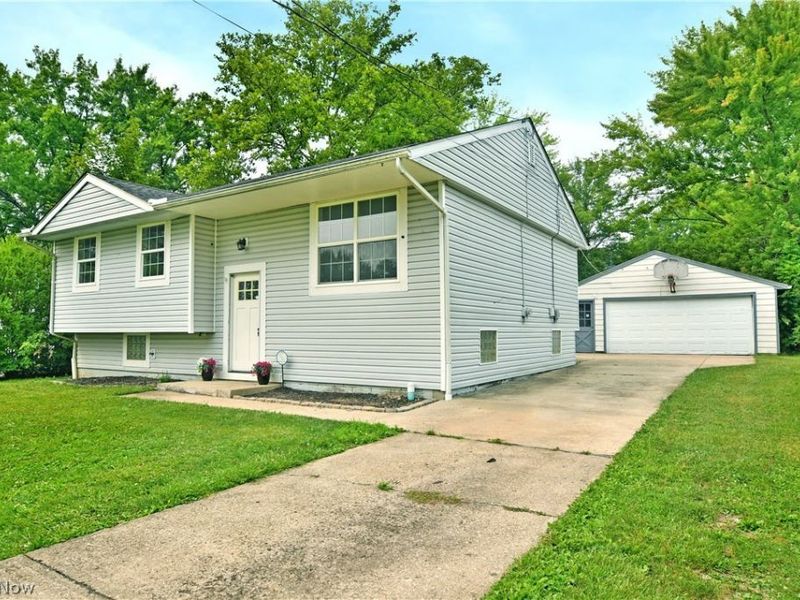 8143 Venice Heights Drive NE, Warren, OH 44484 Photo 3