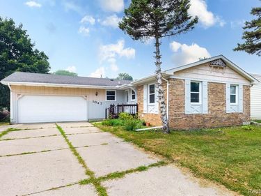 1047 Coolidge Road, Lansing, Mi 48912