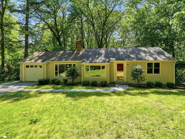 5 Hayden Ln, Bedford, MA 01730
