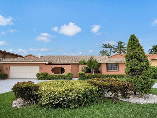 7365 N Augusta Dr , Hialeah, FL 33015