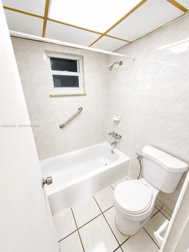 2400 NW 16th St Rd , Unit 407, Miami, FL 33125 Photo