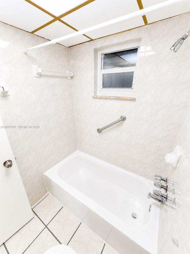 2400 NW 16th St Rd , Unit 407, Miami, FL 33125 Photo