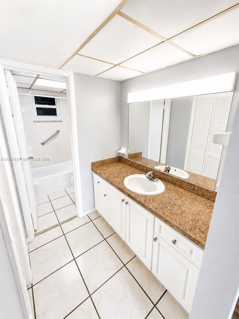 2400 NW 16th St Rd , Unit 407, Miami, FL 33125 Photo