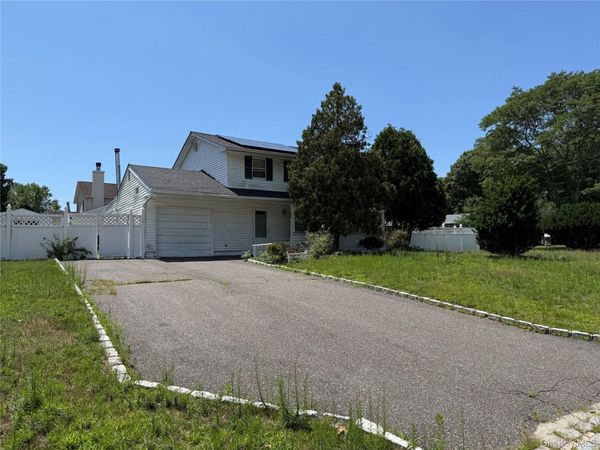 124 Ridgewood Avenue , Holtsville, NY 11742