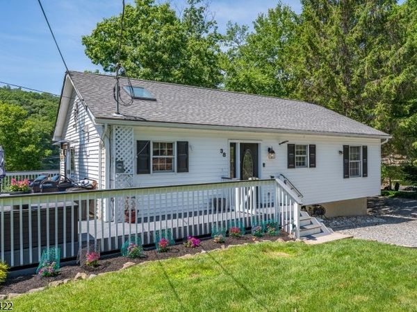 38 Oneida Ave, Hopatcong, NJ 07843