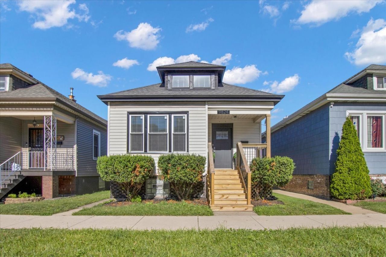 9824 S Escanaba Avenue , Chicago, IL 60617