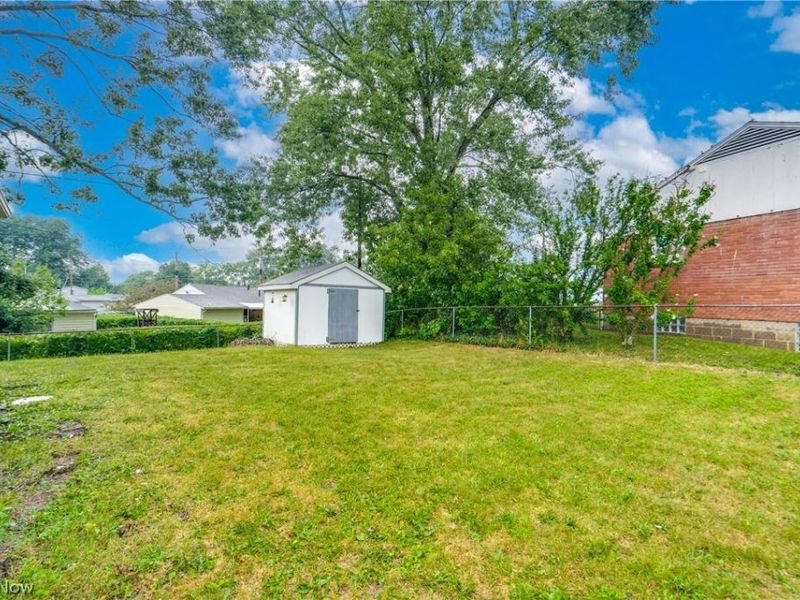 2415 Regentview Street NE, Canton, OH 44705 Photo 27