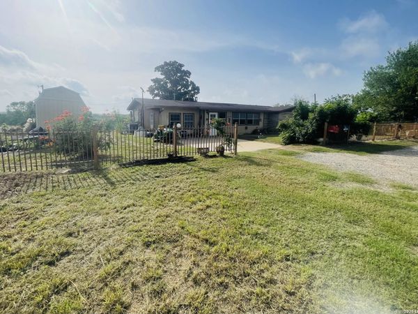 141 County Road 779, Devine, TX 78016