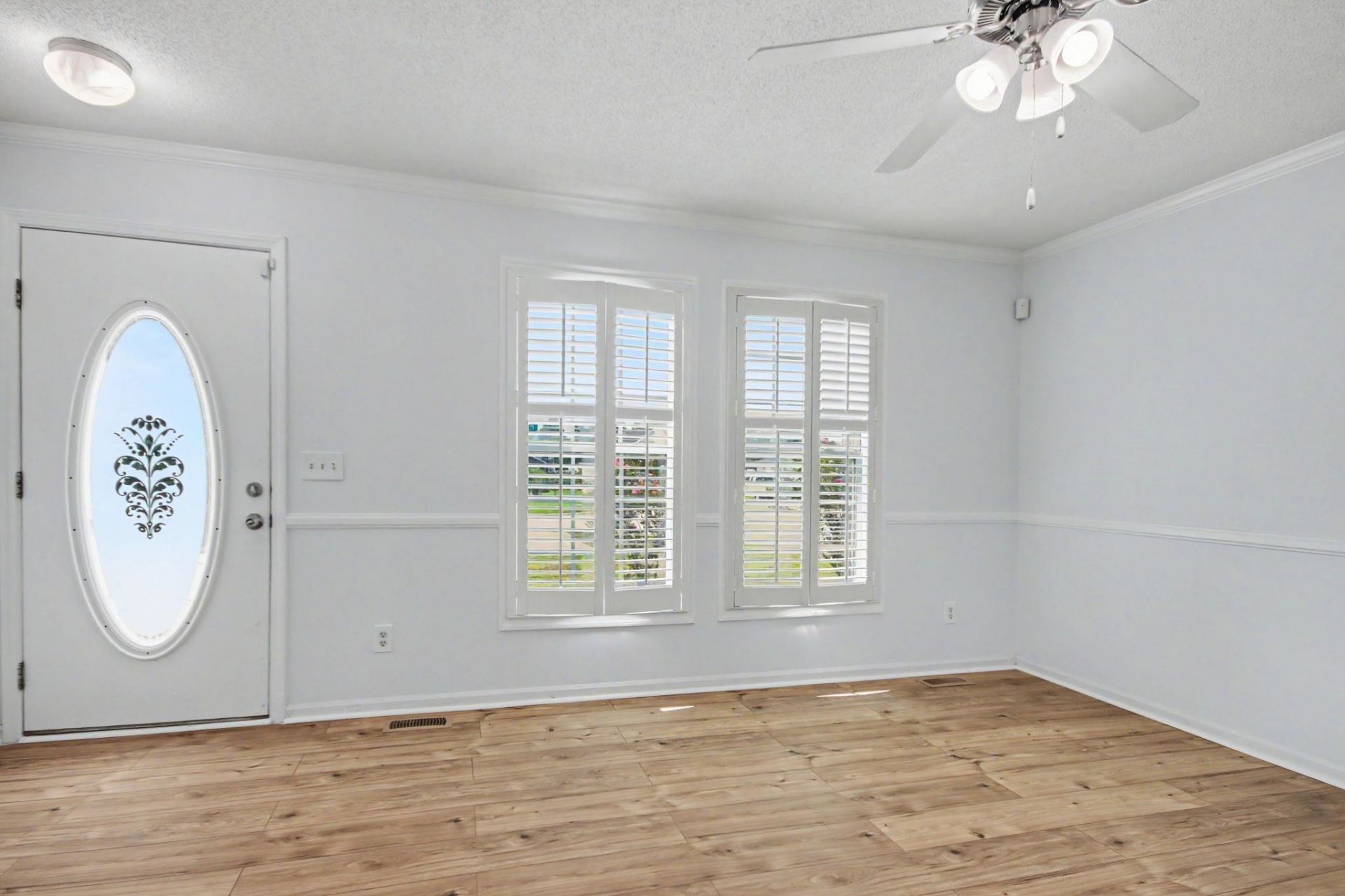 232 Weyburn St.  Photo 4