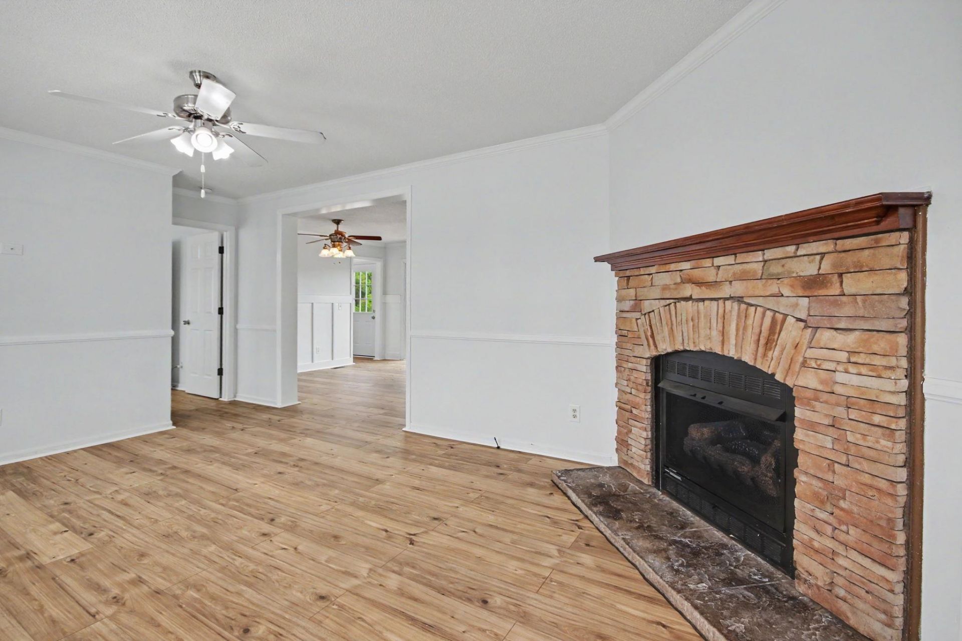 232 Weyburn St.  Photo 6