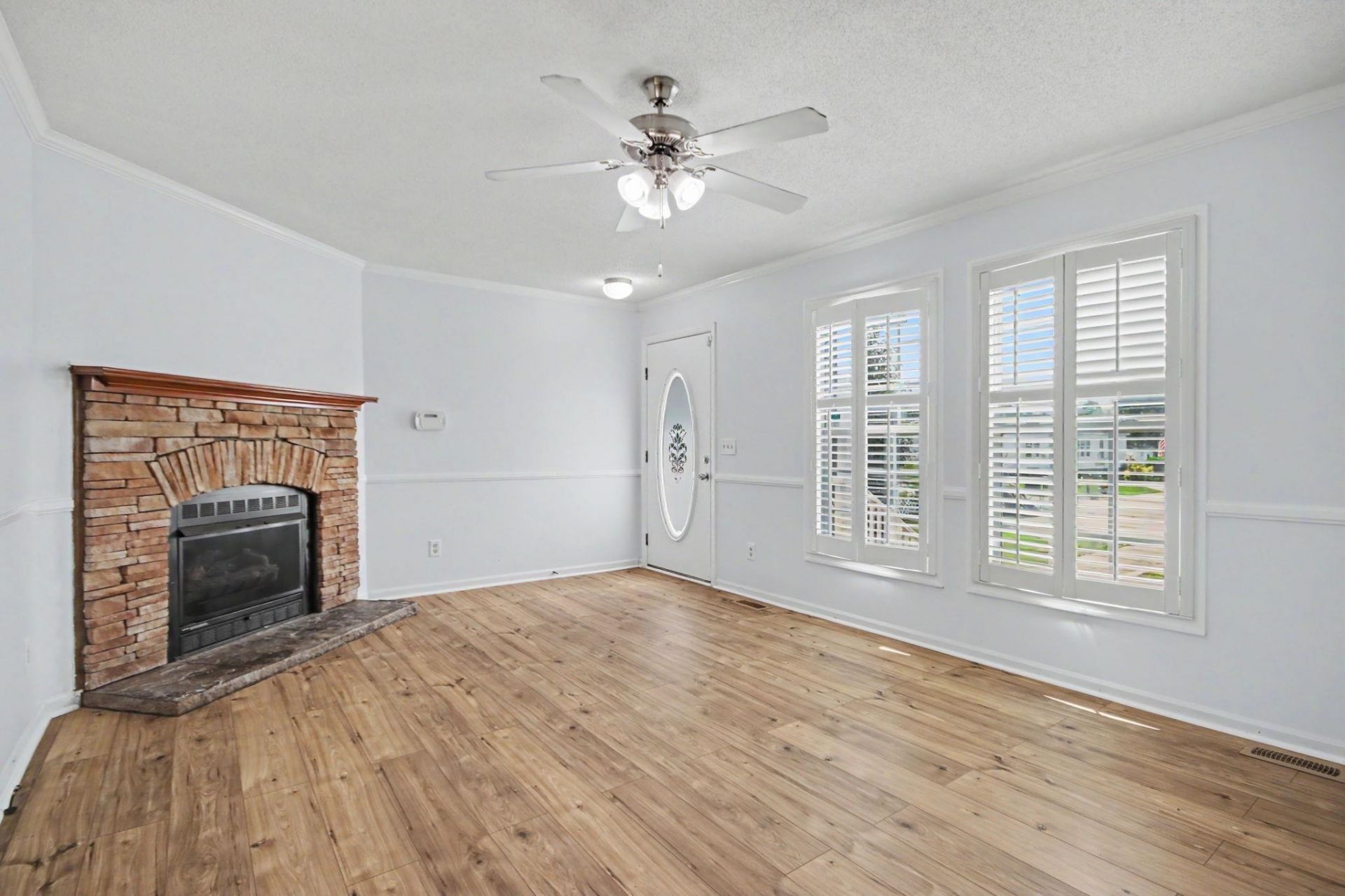 232 Weyburn St.  Photo 7