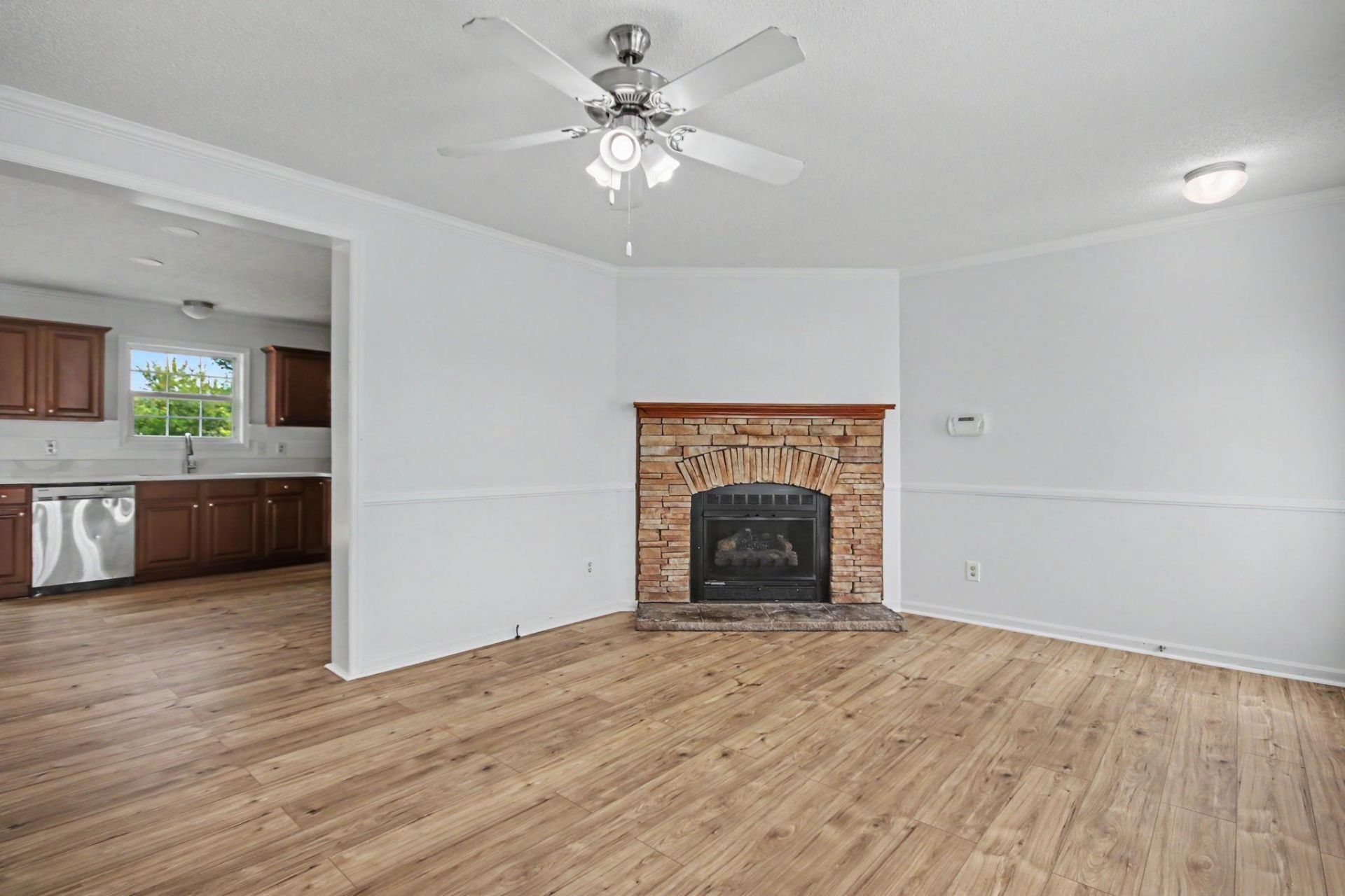 232 Weyburn St.  Photo 8