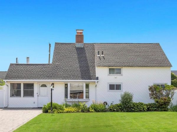 17 Skylark Lane , Levittown, NY 11756
