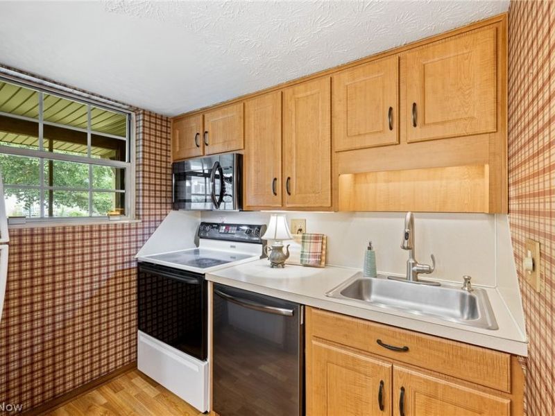 2927 Pleasant Street NW, North Canton, OH 44720 Photo 9