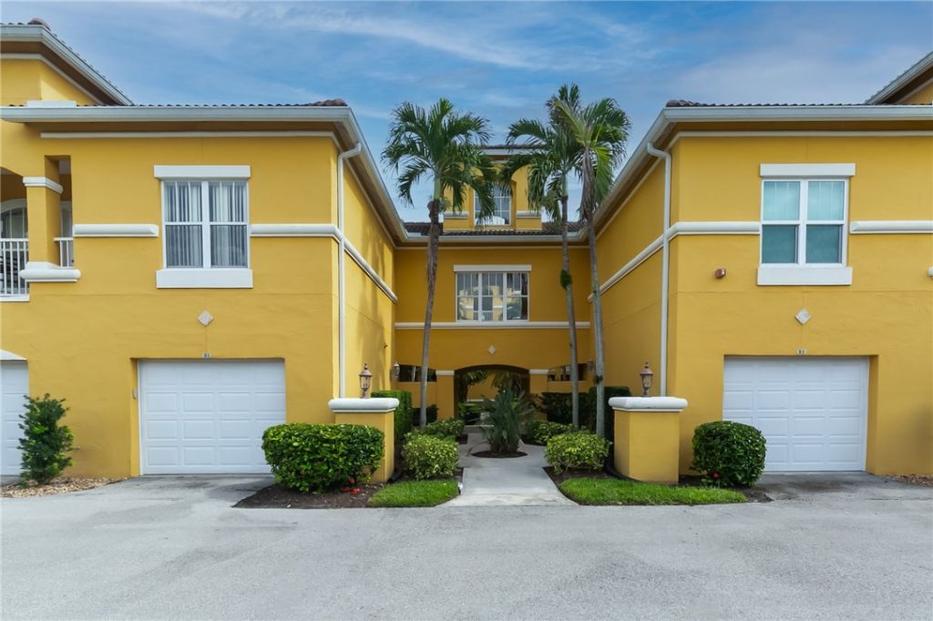 5015 Fairways Circle, Unit 305, Vero Beach, FL 32967 Photo