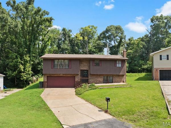 27 Oakleigh Drive , Belleville, IL 62223