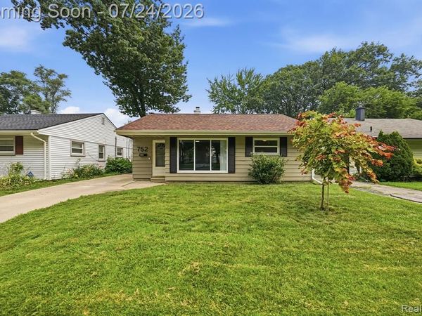 752 W Mapledale Avenue, Hazel Park, MI 48030