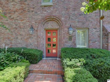 8910 Douglas Court, Omaha, NE 68114