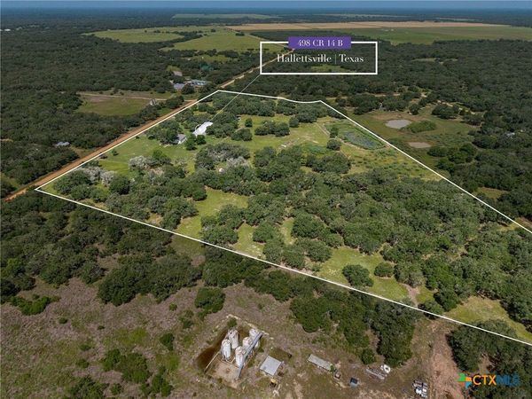 498 County Road 14b , Hallettsville, TX 77964