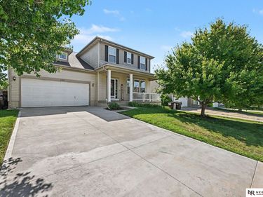 2307 Walnut Creek Drive, Papillion, NE 68046