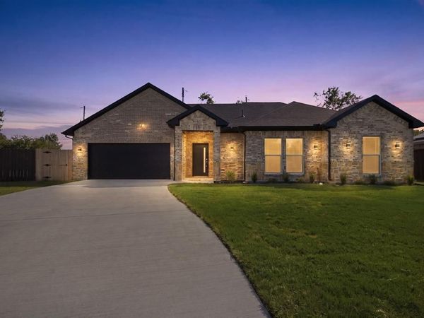 1038 Barton Avenue, Glenn Heights, TX 75154