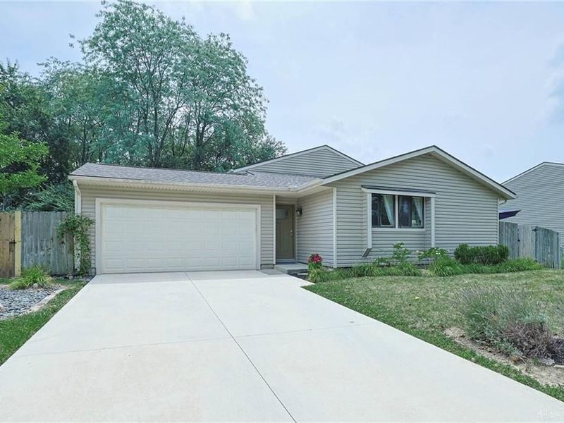 5932 Pine Glen Lane, Dayton, OH 45424 Photo 1