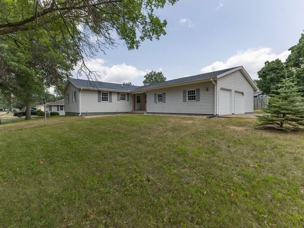 1402 Rosehill Avenue, Camanche, IA 52730