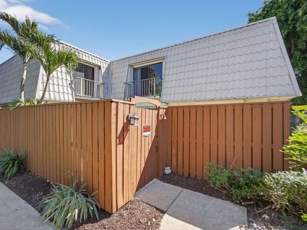 1700 Embassy Drive, Unit 103, West Palm Beach, FL 33401