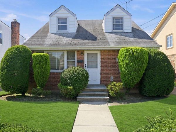 27 Plymouth Avenue, Mineola, NY 11501