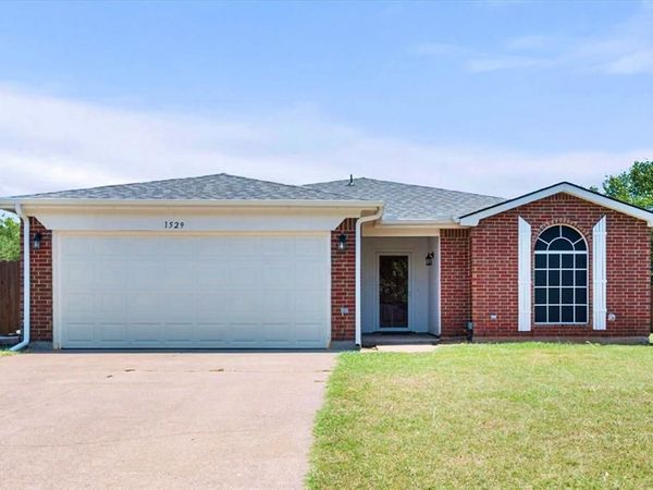 1529 Bluewater Drive, Cleburne, TX 76033