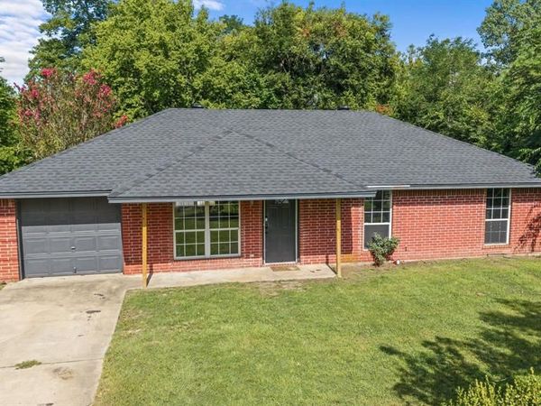 235 Hickory Street , Blossom, TX 75416