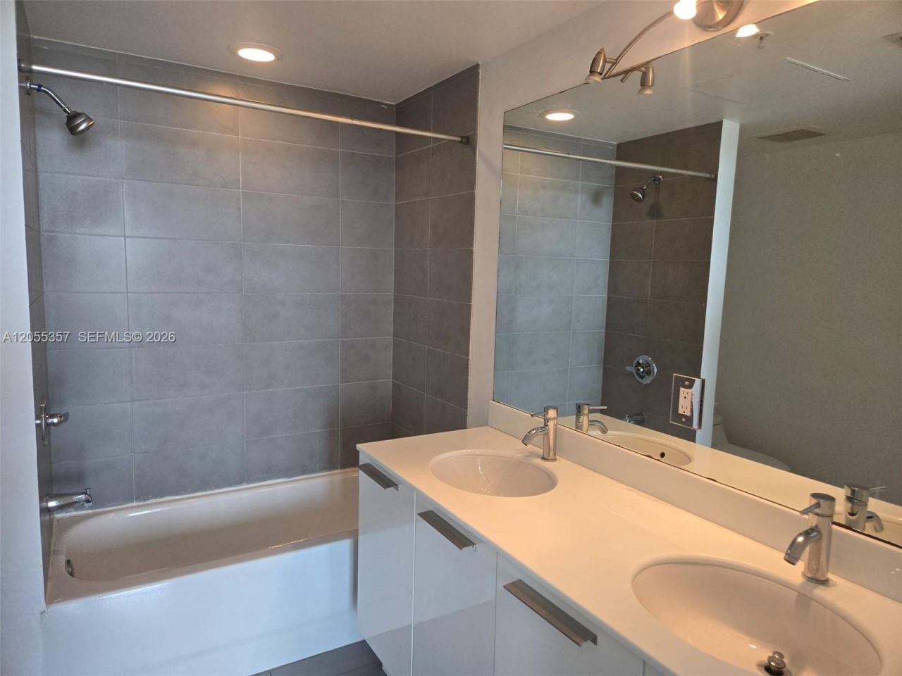 92 SW 3rd St , Unit 1808, Miami, FL 33130 Photo