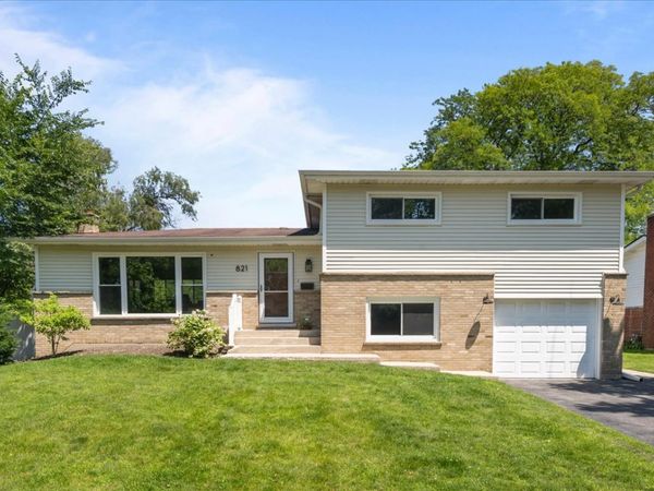 821 Castlewood Lane , Deerfield, IL 60015