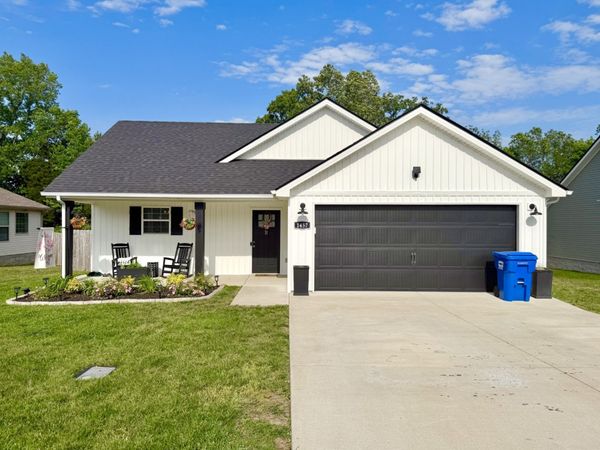 1457 Fredrick Dr, Clarksville, TN 37042